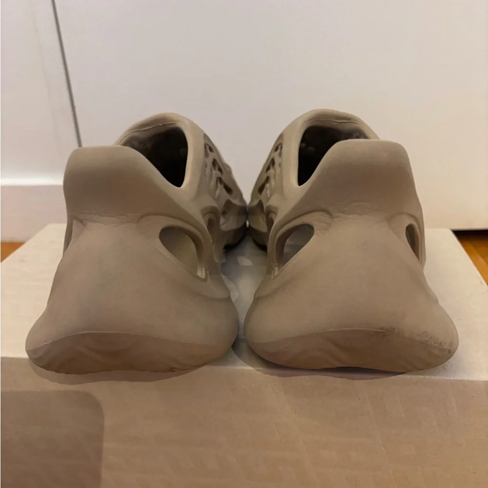 Yeezy Foam Runners - Picture 2 of 5
